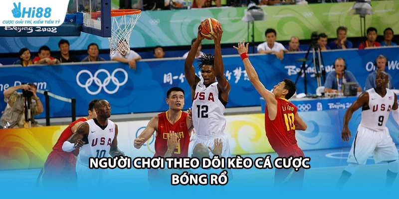 Người chơi theo dõi kèo cá cược bóng rổ